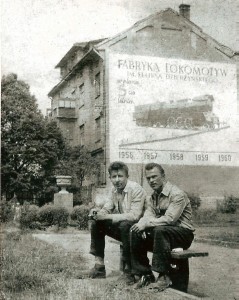 Parowóz Ol49 na fasadzie budynku przy ulicy Sokoła 23 w Chrzanowie w roku 1957.